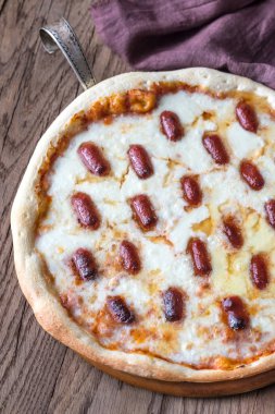 mozzarella ve salamlı pizza