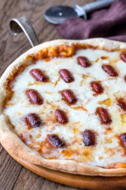 mozzarella ve salamlı pizza