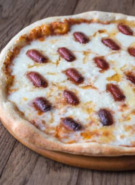 mozzarella ve salamlı pizza