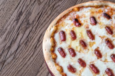 mozzarella ve salamlı pizza