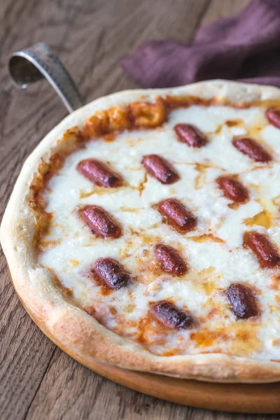 Pizza z mozzarellą i salami — Zdjęcie stockowe