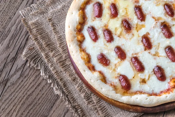 Pizza z mozzarellą i salami — Zdjęcie stockowe