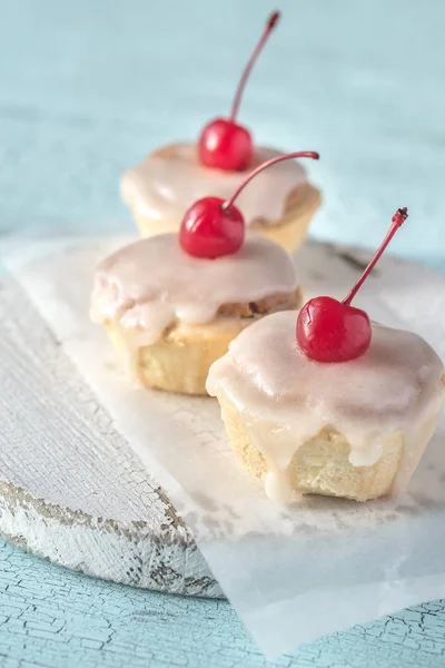 Bakewell tarts with cherry — Stock Photo, Image