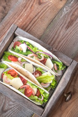 Karides, brie ve taze sebze ile tacos