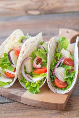 Karides, brie ve taze sebze ile tacos