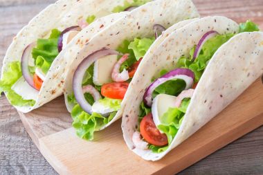 Karides, brie ve taze sebze ile tacos