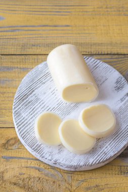 Ahşap tahta üzerinde formaggio dilimlenmiş