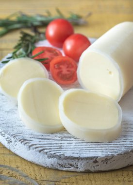 Domates ve biberiye ahşap tahta üzerinde formaggio dilimlenmiş