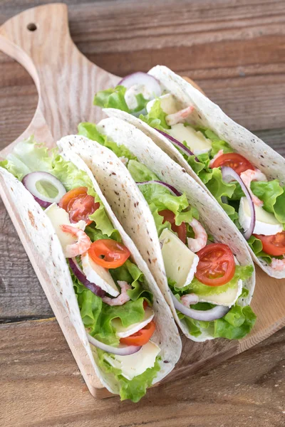 Tacos z krewetek, brie i świeże warzywa — Zdjęcie stockowe