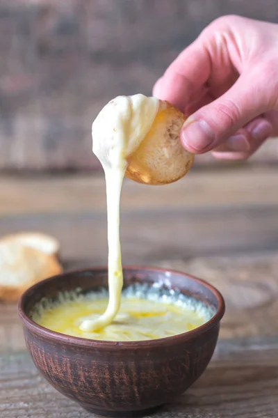 Kom van kaas dip met Toast — Stockfoto