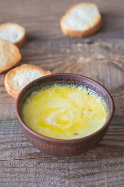 Tigela de molho de queijo com torradas — Fotografia de Stock