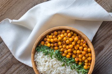 Beyaz pirinç ve taze kişniş ile nohut köri kase