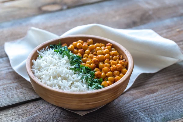 흰 쌀과 신선한 실 란 트와 병아리콩 카레 그릇 — 스톡 사진