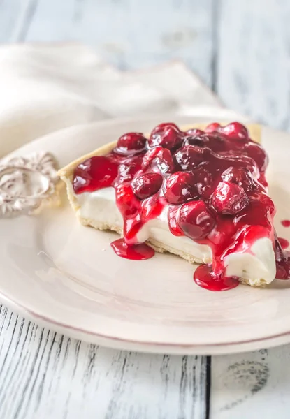 Crostata con crema di formaggio e ciliegie — Foto Stock