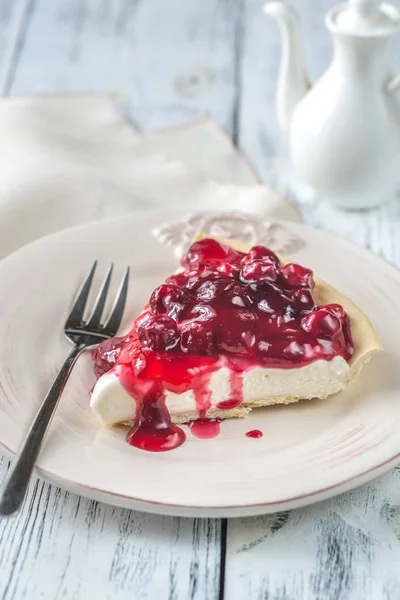 Tarta con queso crema y cerezas —  Fotos de Stock