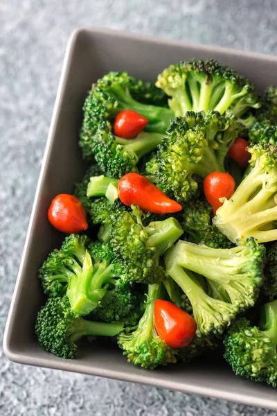 Bowl of broccoli and chili stir-fry — Stock Photo, Image