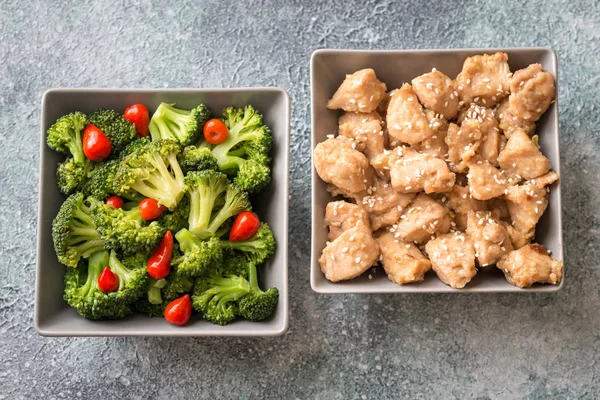 Bowls of broccoli and chicken stir-fry — Stock Photo, Image