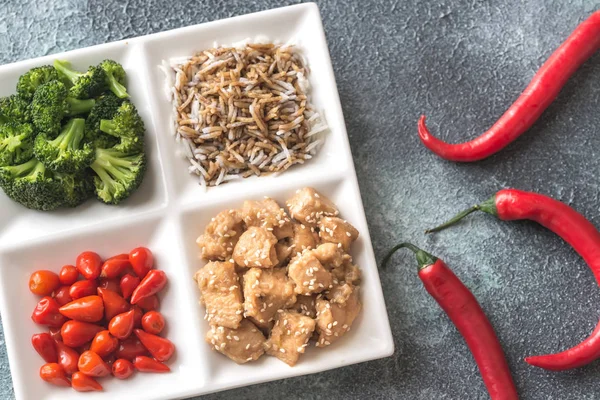 Brokkoli és az csirke rizzsel és chilis keverjük készre sütjük — Stock Fotó