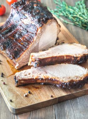 Tahtada ızgara domuz kaburgası.