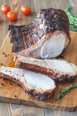 Tahtada ızgara domuz kaburgası.