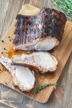 Tahtada ızgara domuz kaburgası.