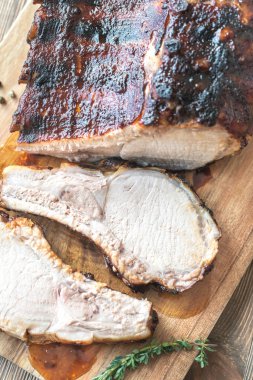 Tahtada ızgara domuz kaburgası.