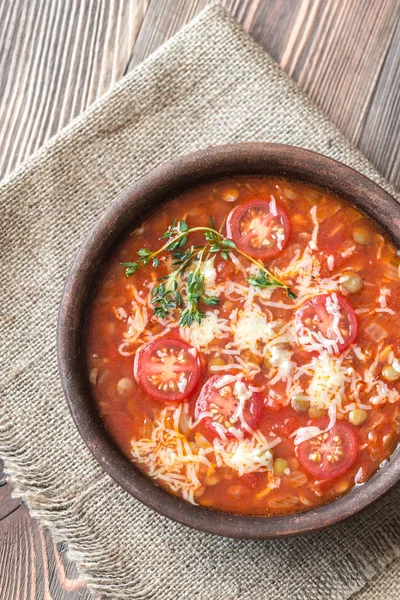 Portion de soupe de tomates aux lentilles vertes — Photo