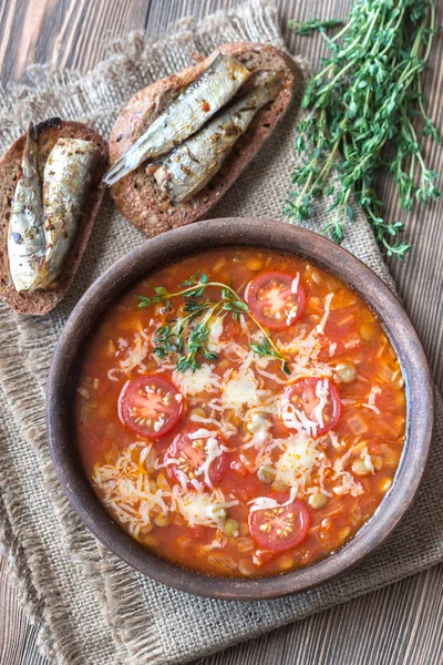 Portion de soupe de tomates aux lentilles vertes avec toasts — Photo