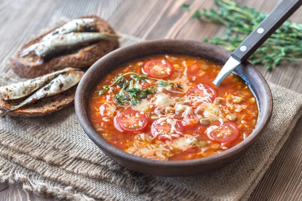 Portion de soupe de tomates aux lentilles vertes avec toasts — Photo