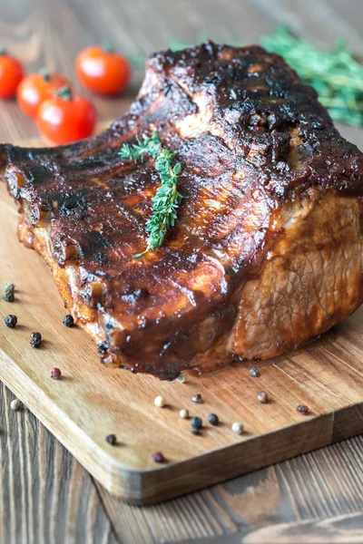 Gegrillte Schweinerippchen auf dem Holzbrett — Stockfoto