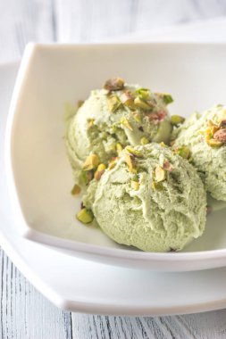 Fıstıklı dondurma kabın içinde