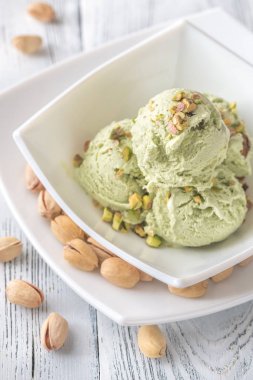 Fıstıklı dondurma kabın içinde