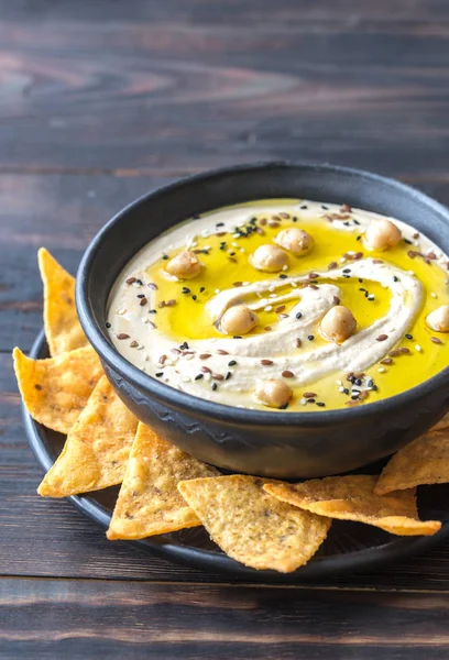 Cuenco de hummus con chips de tortilla — Foto de Stock