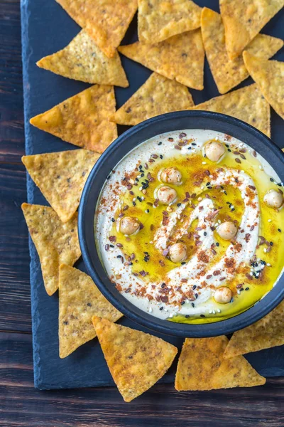 Cuenco de hummus con chips de tortilla — Foto de Stock