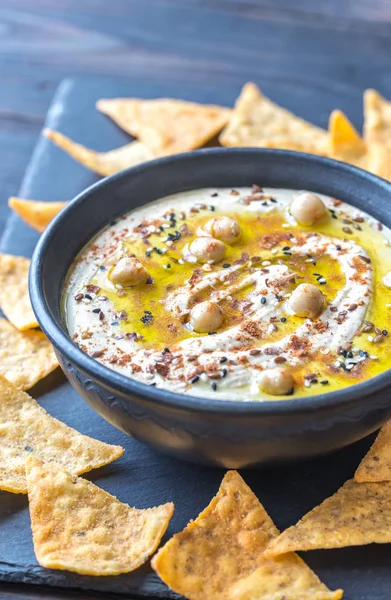 Cuenco de hummus con chips de tortilla — Foto de Stock