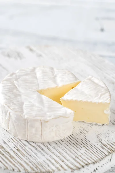 Camembert kaas op de houten plank — Stockfoto