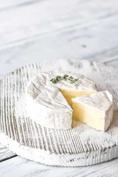 Queijo Camembert na tábua de madeira — Fotografia de Stock