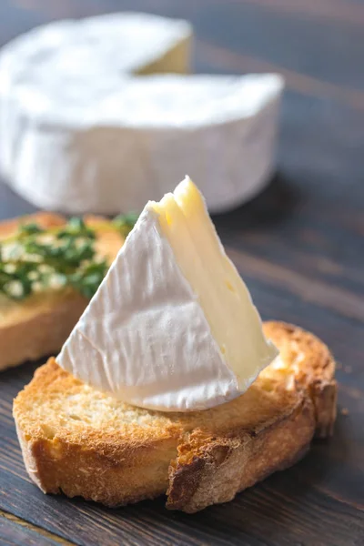 Toast con formaggio Camembert sul tagliere di legno — Foto Stock