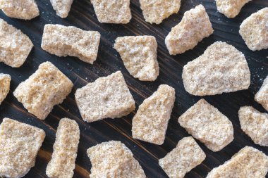 ahşap zemin üzerinde kahverengi şeker