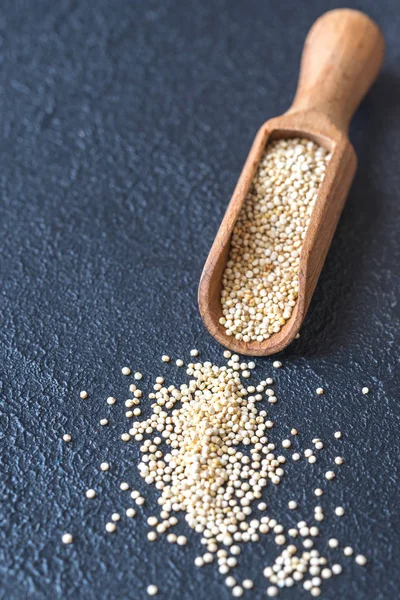 Kepçe ham Quinoa — Stok fotoğraf