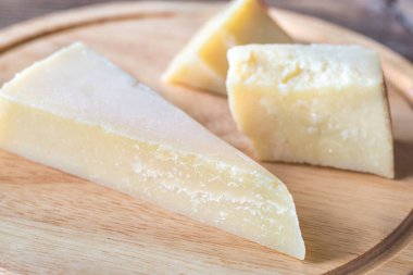 Grana Padano peynir ahşap tahta üzerinde