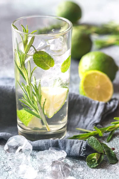 Glas Limettenwasser mit Kräutern — Stockfoto