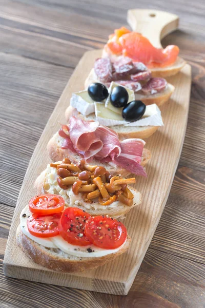 Crostini con guarnizioni diverse — Foto Stock