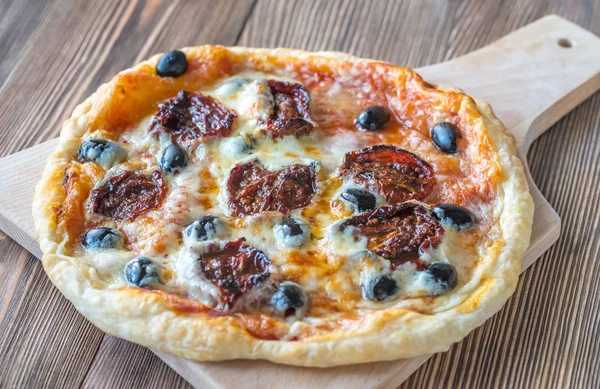 Pizza with sun-dried tomatoes and mozzarella — Stock Photo, Image