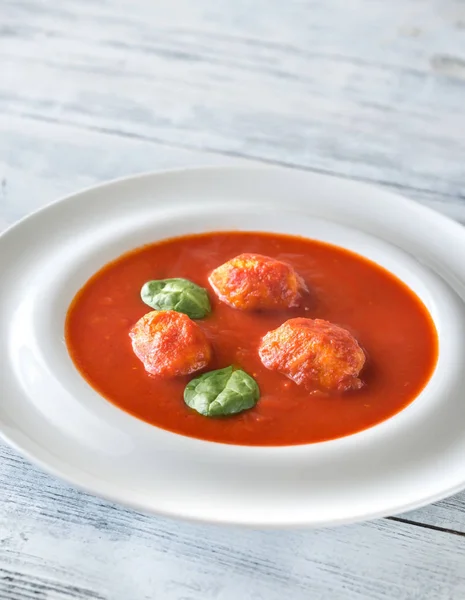 Porção de sopa de tomate com almôndegas — Fotografia de Stock