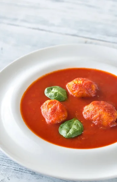 Porção de sopa de tomate com almôndegas — Fotografia de Stock
