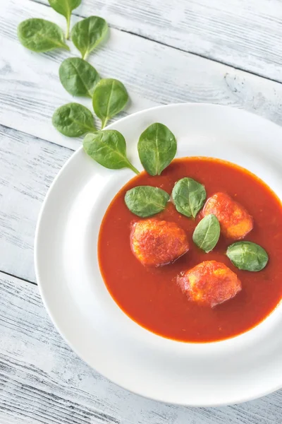 Portion Tomatensuppe mit Frikadellen — Stockfoto