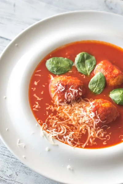 Del av tomatsoppa med köttbullar — Stockfoto