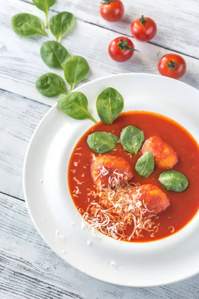 Porcja zupy pomidorowej z klopsikami — Zdjęcie stockowe