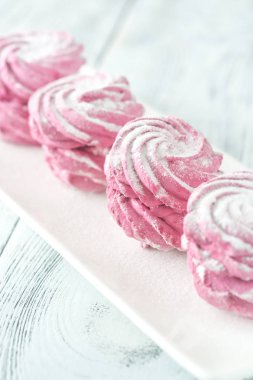 Hatmi beyaz plaka üzerinde